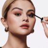 Perfect Strokes Universal Volumizing Mascara de Rare Beauty - Imagen 4