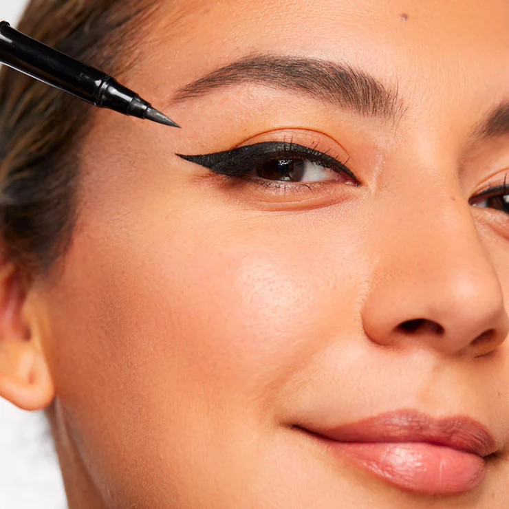 Perfect Strokes Matte Liquid Liner de Rare Beauty - Imagen 2